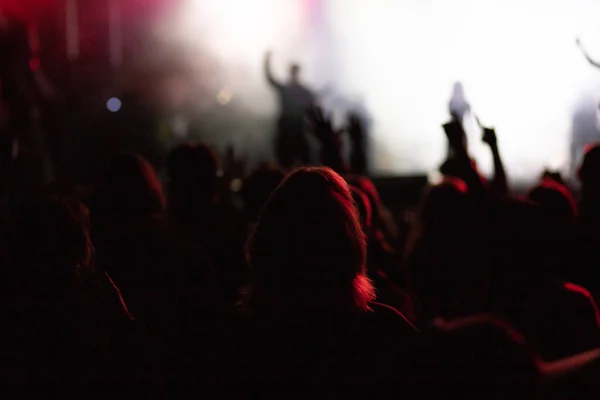 Menschenmenge Bei Konzert Und Silhouetten Bühnenlicht — Stockfoto