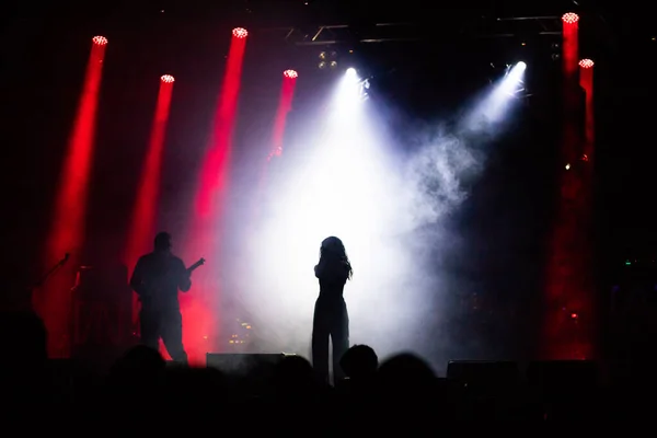 Foule Concert Silhouettes Dans Les Lumières Scène — Photo