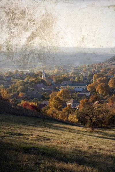 Осенний пейзаж с церковью в деревне — стоковое фото