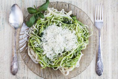 pesto ile İtalyan yeşil makarna spagetti 