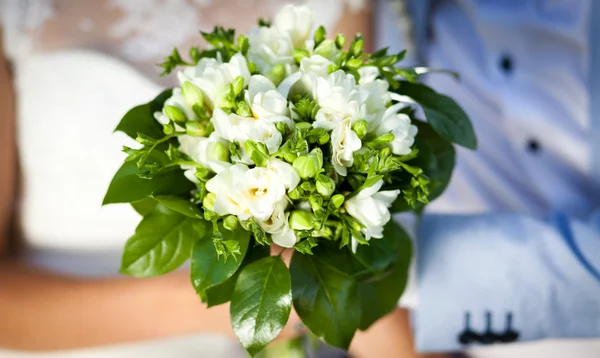 Newly wed couple holding bouquet — Stock Photo, Image