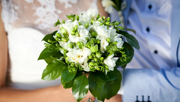 Frisch vermähltes Paar mit Blumenstrauß — Stockfoto