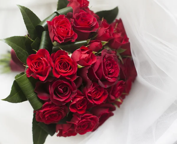 Buquê de casamento de rosas vermelhas e folhas — Fotografia de Stock