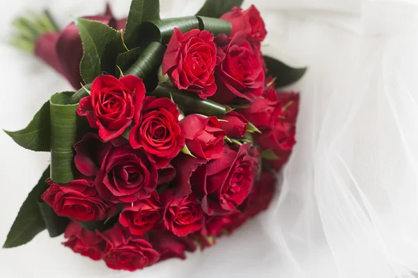 Buquê de casamento de rosas vermelhas e folhas — Fotografia de Stock