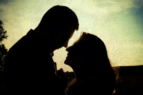 Silhouette eines liebenden Paares, das Hände in Herzform über sich hält oder — Stockfoto