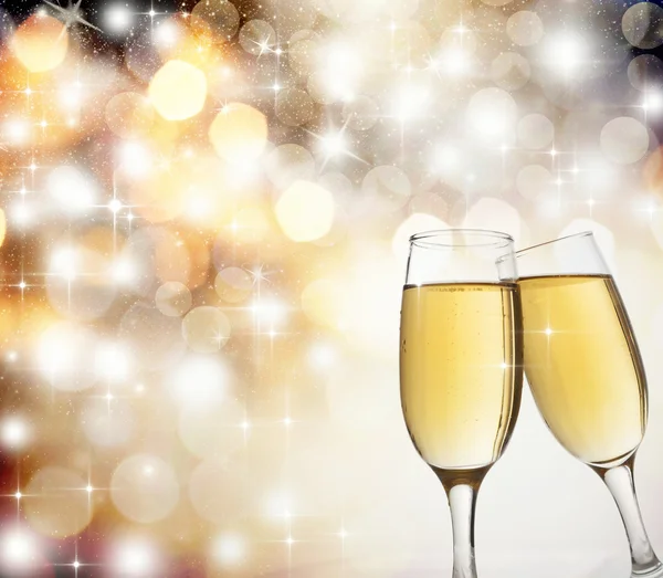 Okulary z szampana przed świąteczne światełka — Zdjęcie stockowe