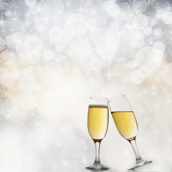 Vasos con champán contra luces navideñas — Foto de Stock