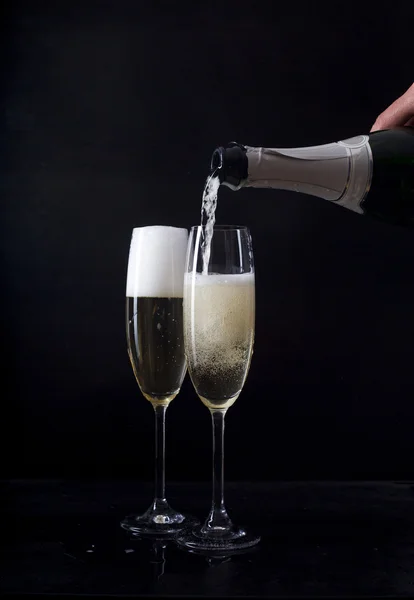 Champagner in zwei Gläsern aus einer Flasche — Stockfoto