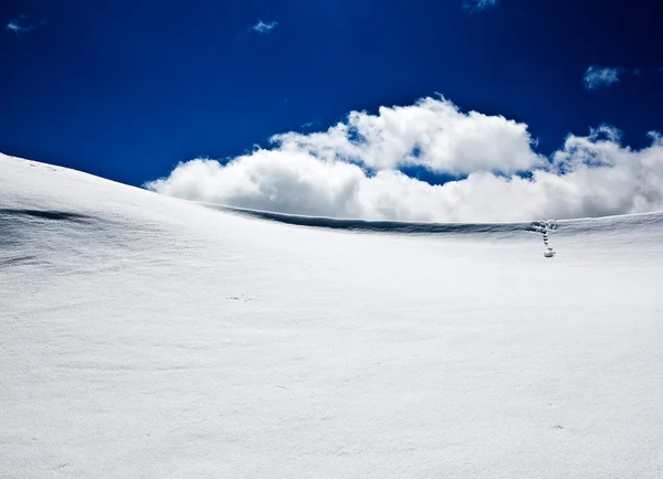 Sfondo di freddo paesaggio invernale con neve, cielo blu e sole — Foto Stock