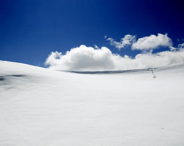 Фон холодного зимнего пейзажа со снегом, голубым небом и солнцем — стоковое фото