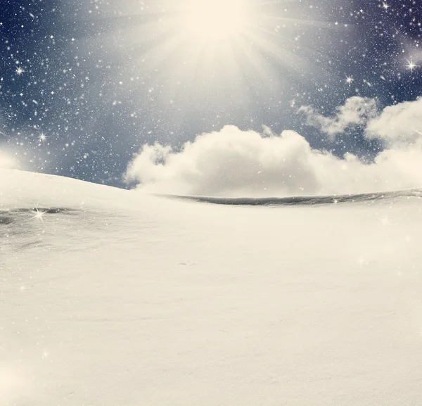 Bakgrund av kall vinterlandskap med snö, blå himmel och sollju — Stockfoto