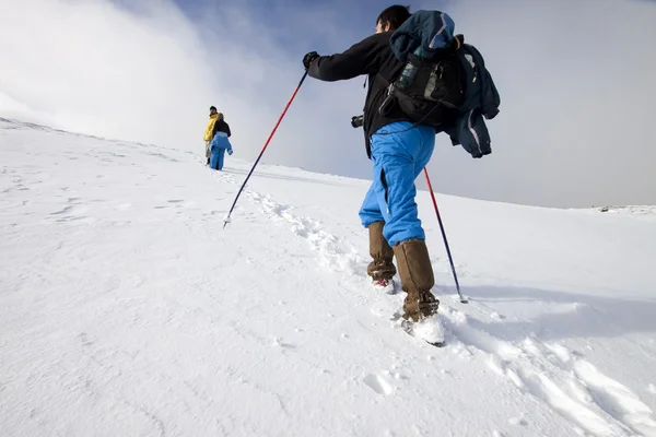 Homem trekking em nevoeiro paisagem de inverno — Fotografia de Stock