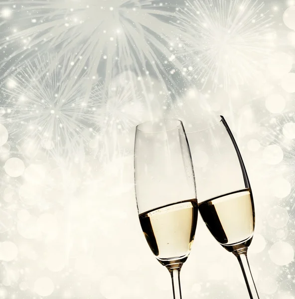 Brindis con copas de champán sobre fondo brillante de vacaciones — Foto de Stock