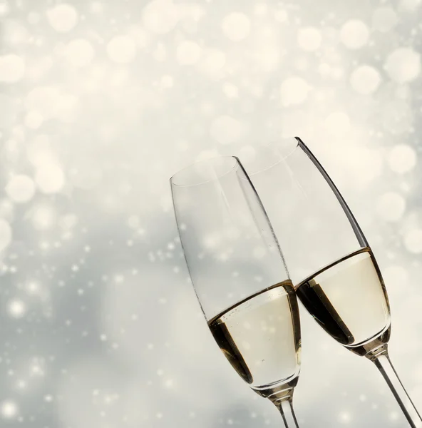 Тости з келихами шампанського на блискучому святковому фоні — стокове фото