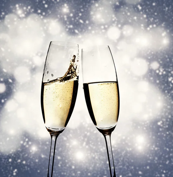 Tostatura con bicchieri di champagne su sfondo vacanza frizzante — Foto Stock