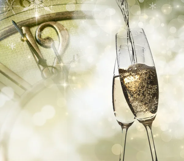 Brindis con copas de champán sobre fondo brillante de vacaciones — Foto de Stock