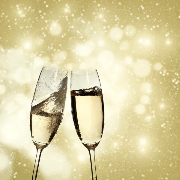 Tostatura con bicchieri di champagne su sfondo vacanza frizzante — Foto Stock