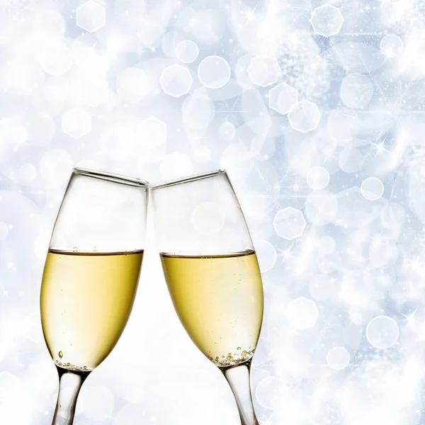 Glasögon med champagne mot semester lampor — Stockfoto