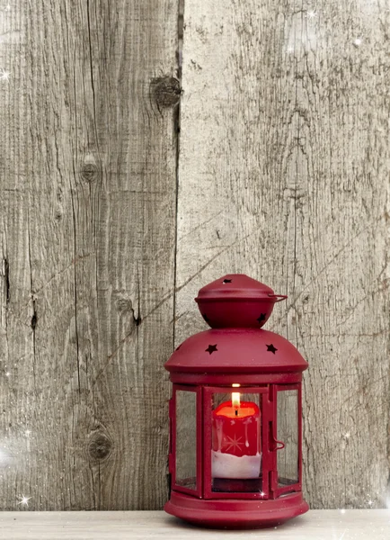 Lanterna de Natal no fundo de madeira rústica — Fotografia de Stock