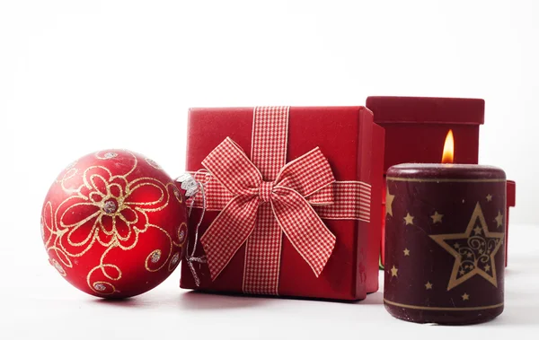 Rote Geschenkboxen und Weihnachtsdekoration — Stockfoto