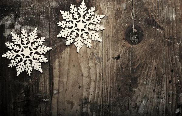 Schneeflocken auf Grunge-Holzgrund. Winterferienkonzept — Stockfoto