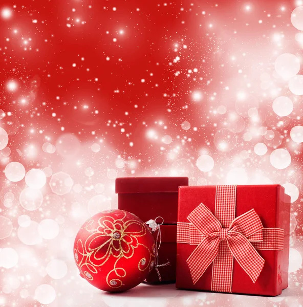 Vánoční ozdoby a dárková krabice — Stock fotografie
