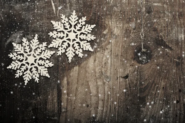 Flocos de neve no fundo de madeira grunge. Férias de inverno conceito — Fotografia de Stock