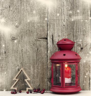 Rustik ahşap arka plan üzerinde Noel süsleri