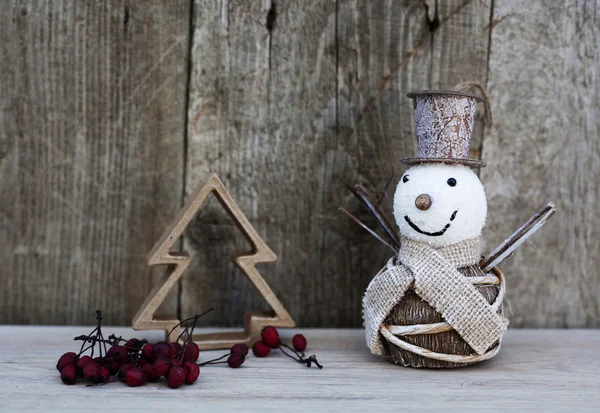 Decoraciones navideñas sobre fondo rústico de madera —  Fotos de Stock