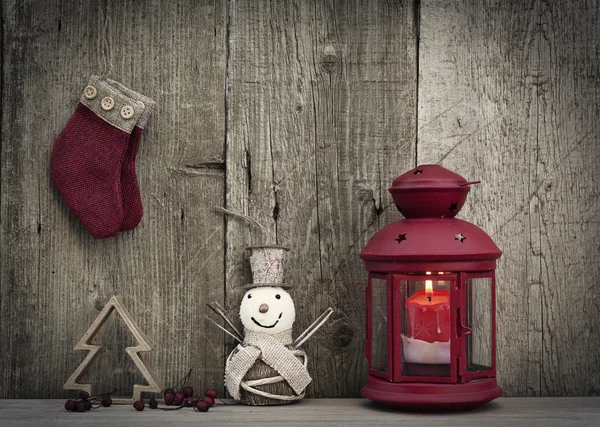 Decorações de Natal em fundo de madeira rústica — Fotografia de Stock