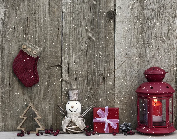 Decoraciones navideñas sobre fondo rústico de madera — Foto de Stock