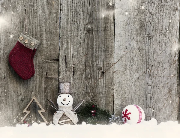 Decorações de Natal em fundo de madeira rústica — Fotografia de Stock