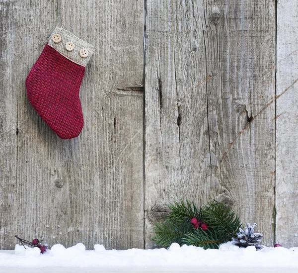 Рождественские украшения на деревенском деревянном фоне — стоковое фото