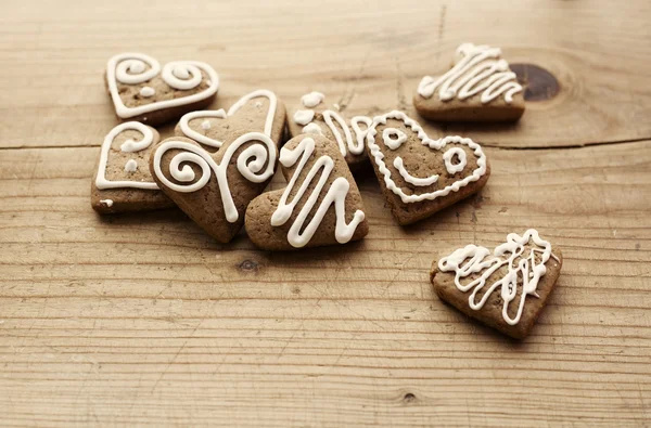 Galletas de jengibre caseras de Navidad sobre mesa de madera —  Fotos de Stock