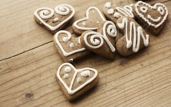 Galletas de jengibre caseras de Navidad sobre mesa de madera —  Fotos de Stock