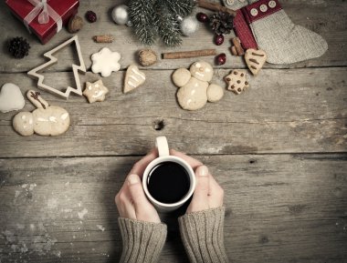 Zencefil Ekmek ve kadının el o ev yapımı Noel süsleri