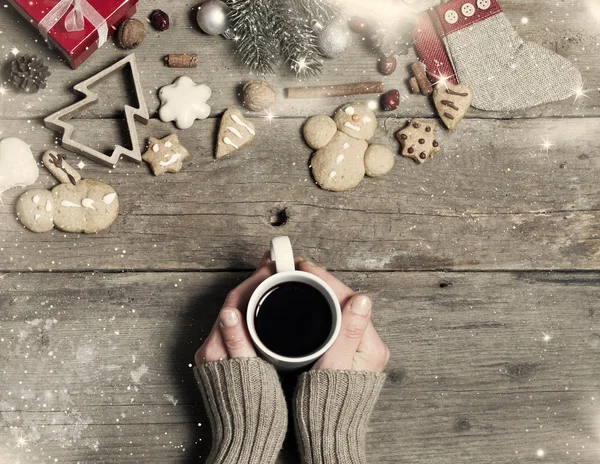 Christmas decorations, home made ginger bread and woman's hand o — Stock Photo, Image