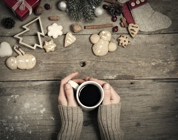 Decorações de Natal, pão de gengibre caseiro e mão de mulher o — Fotografia de Stock