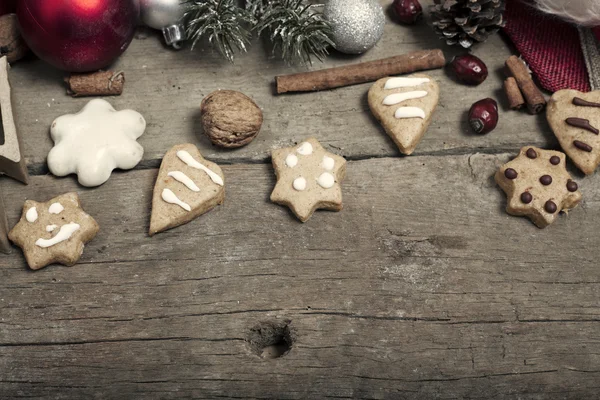 Decoraciones de Navidad y pan de jengibre hecho en casa en lana rústica —  Fotos de Stock