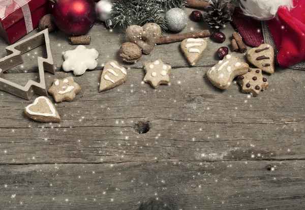Kerstversiering en binnenlandse gemaakt gember brood op rustieke woode — Stockfoto