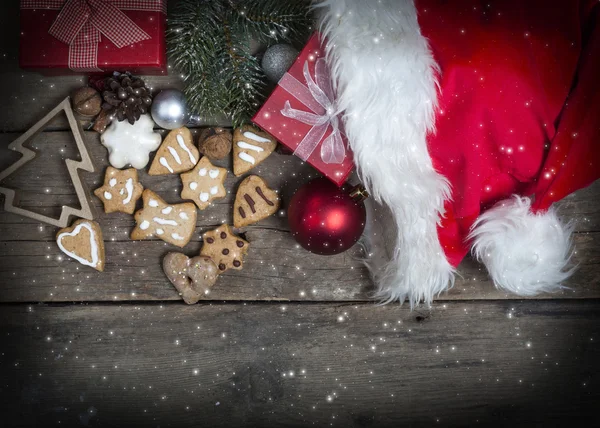 Kerstversiering en binnenlandse gemaakt gember brood op rustieke woode — Stockfoto