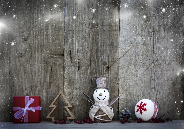 Рождественские украшения на деревенском деревянном фоне — стоковое фото