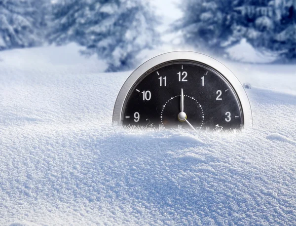 Neujahr um Mitternacht - alte Uhr im Schnee — Stockfoto