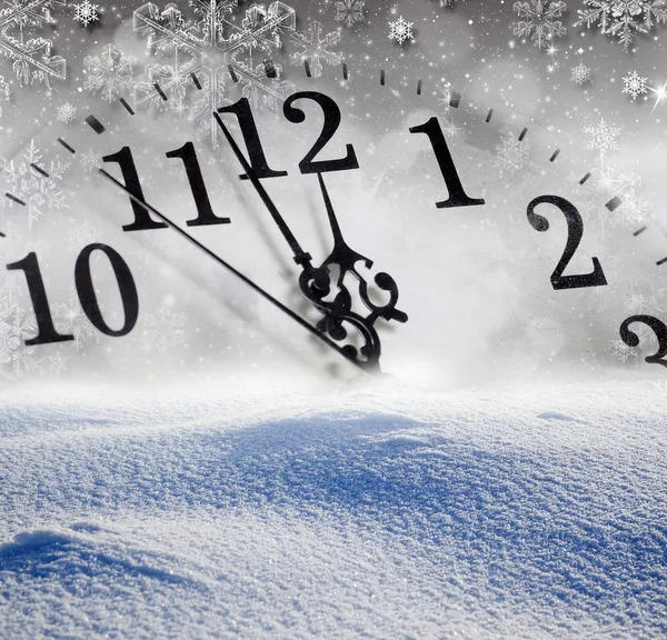 Neujahr um Mitternacht - alte Uhr im Schnee — Stockfoto