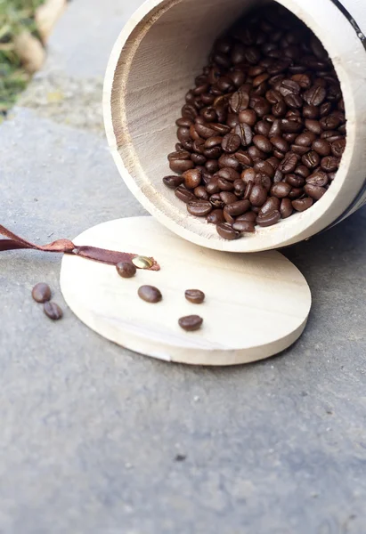 Kaffeebohnen in Holzschale — Stockfoto