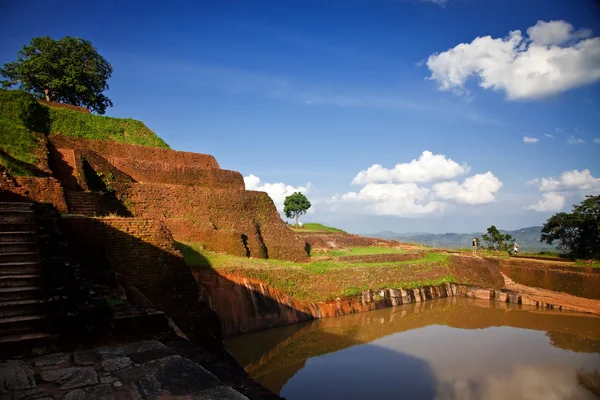 Vista dalla fortezza rocciosa del Leone di Sigiriya nello Sri Lanka — Foto Stock