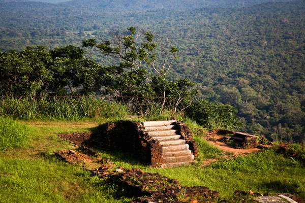 Vista dalla fortezza rocciosa del Leone di Sigiriya nello Sri Lanka — Foto Stock