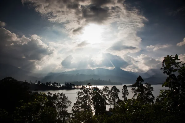 Panorama delle piantagioni di tè e lago al tramonto, Maskeliya, S — Foto Stock