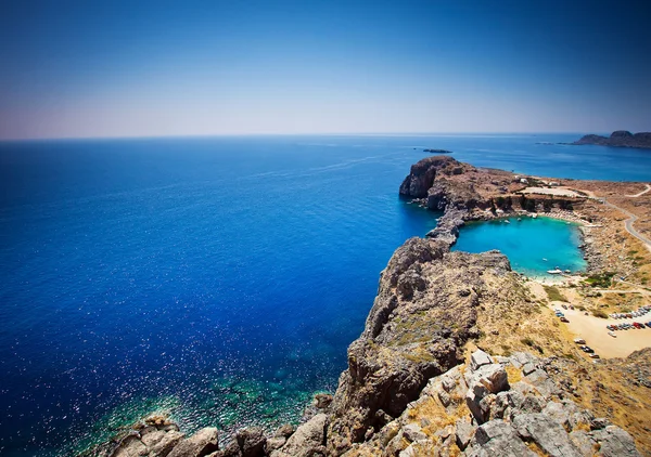 Olhando para baixo em St Paul 's Bay em Lindos na Ilha de Rhode — Fotografia de Stock