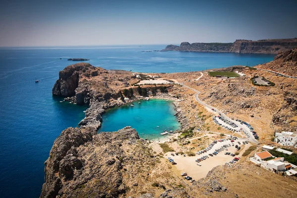 Při pohledu dolů na St Paul Bay na Lindu na Island Rhode — Stock fotografie